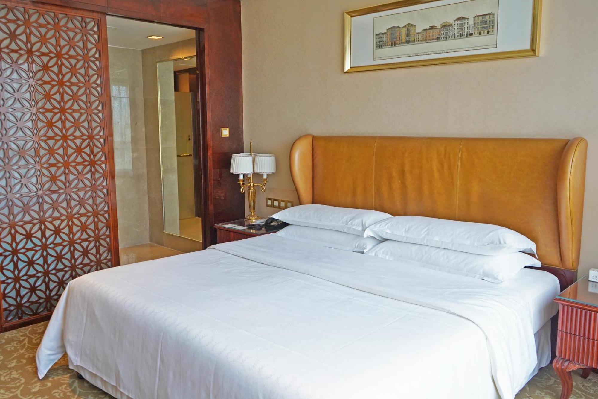 Sheraton Chongqing Hotel Экстерьер фото